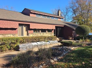 32437 Nottingham Ct, Lindstrom, MN 55045