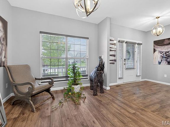 4th image of 979 Crestwood Ln