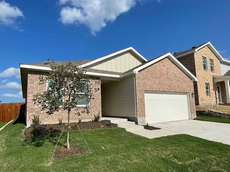 716 Wellington Dr — Photo 2