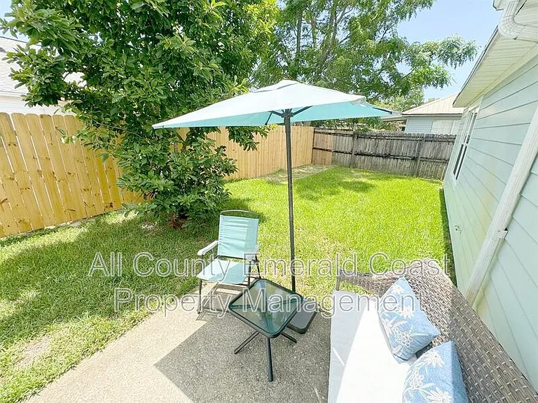 915 Emily Cir — Photo 34