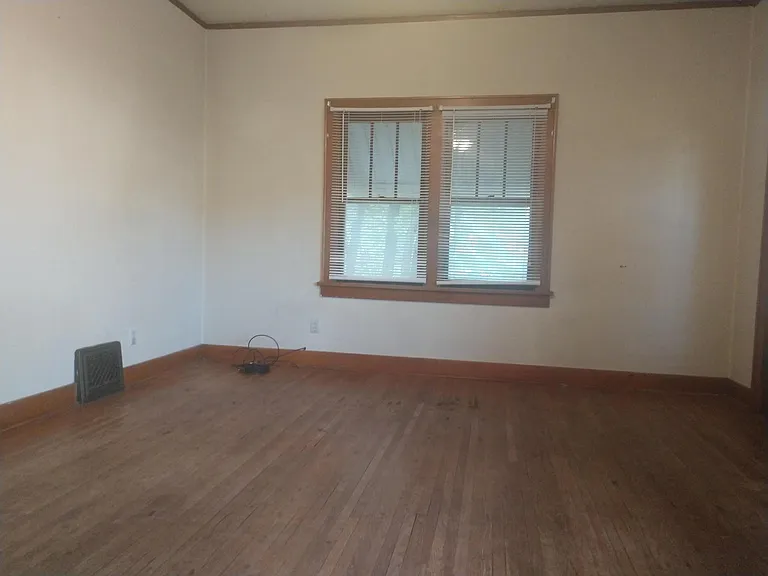 23 E 6th St — Photo 3