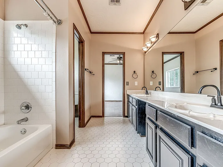 1104 Fox Lake Ln — Photo 35