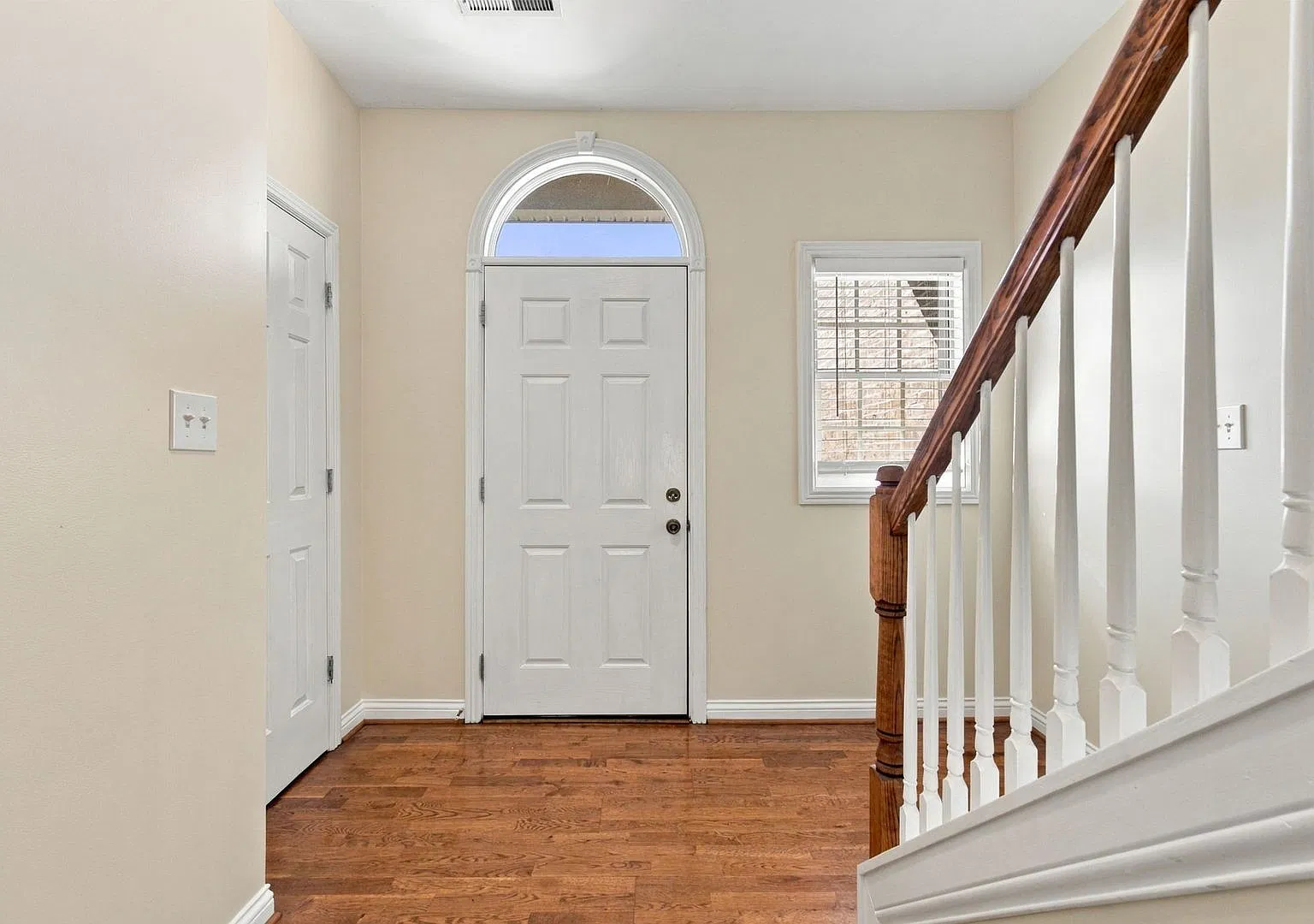 Beautiful Single Family Home w/ 2-Car Garage; Jacuzzi, Walk-In Closets, All Electric! — Photo 4