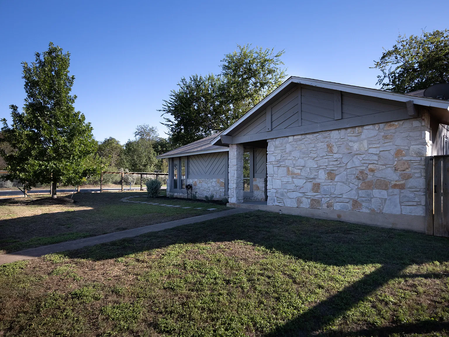 3 bed, 1300 sqft, $2,500 — Photo 1