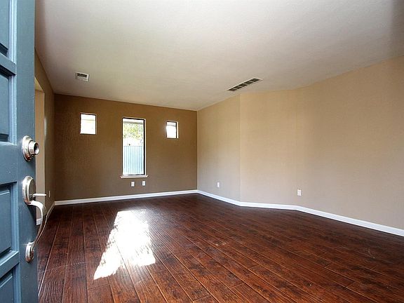 2nd image of 525 E Kelso Ave