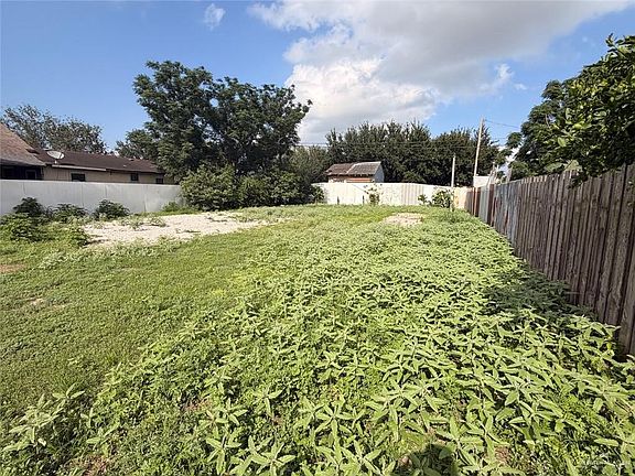 4th image of 8020 Locker Ave