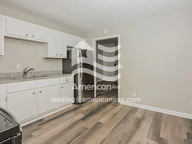 1237584_005_kitchen_5.jpg