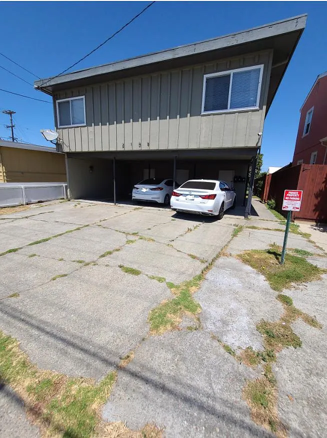 2109 Bush Ave APT B photo 1