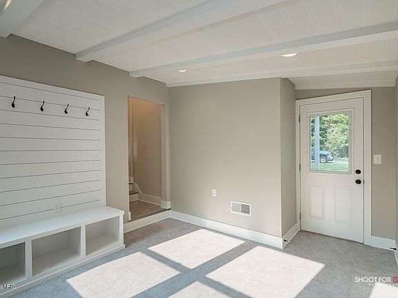 4th image of 669 Goldenrod Ave