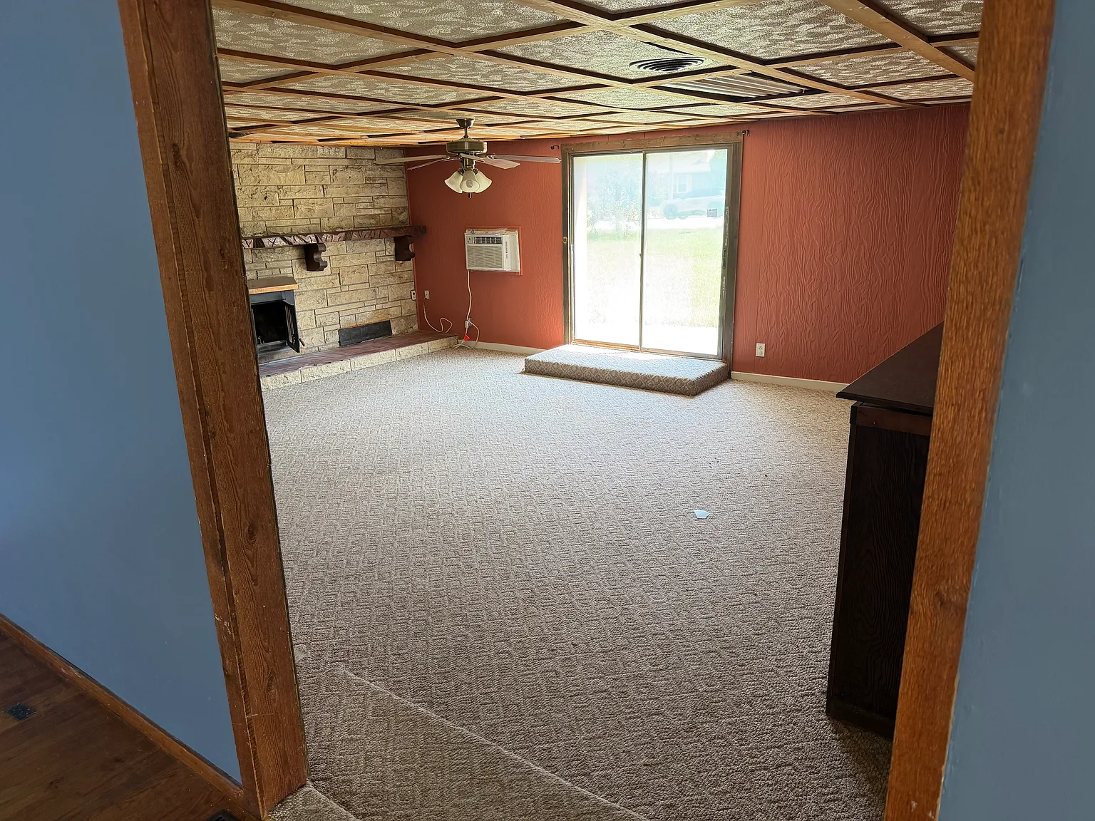4 bed, 1.5 bath, 2328 sqft, $2,300 — Photo 4