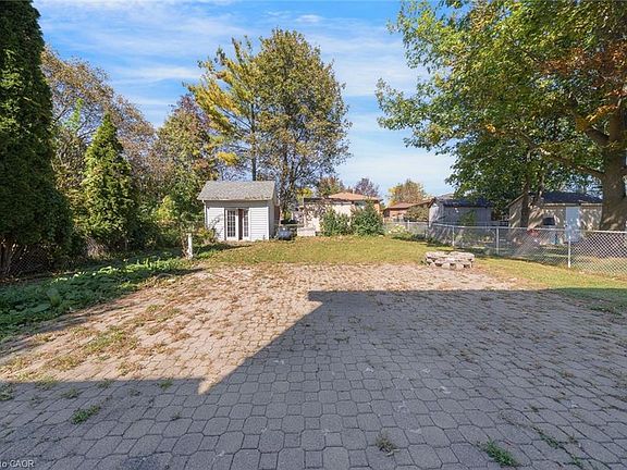 4th image of 1944 Applewood Ave