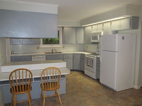 4th image of 37 Wincrest Dr