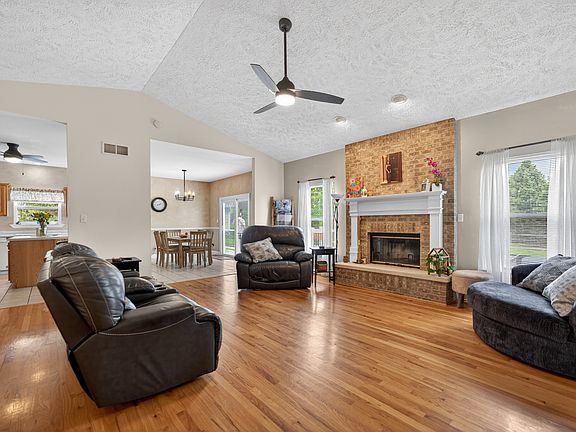 3rd image of 676 Persimmon St