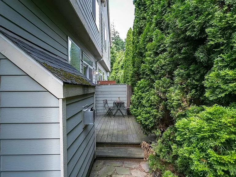 269 NE Jackson St — Photo 22