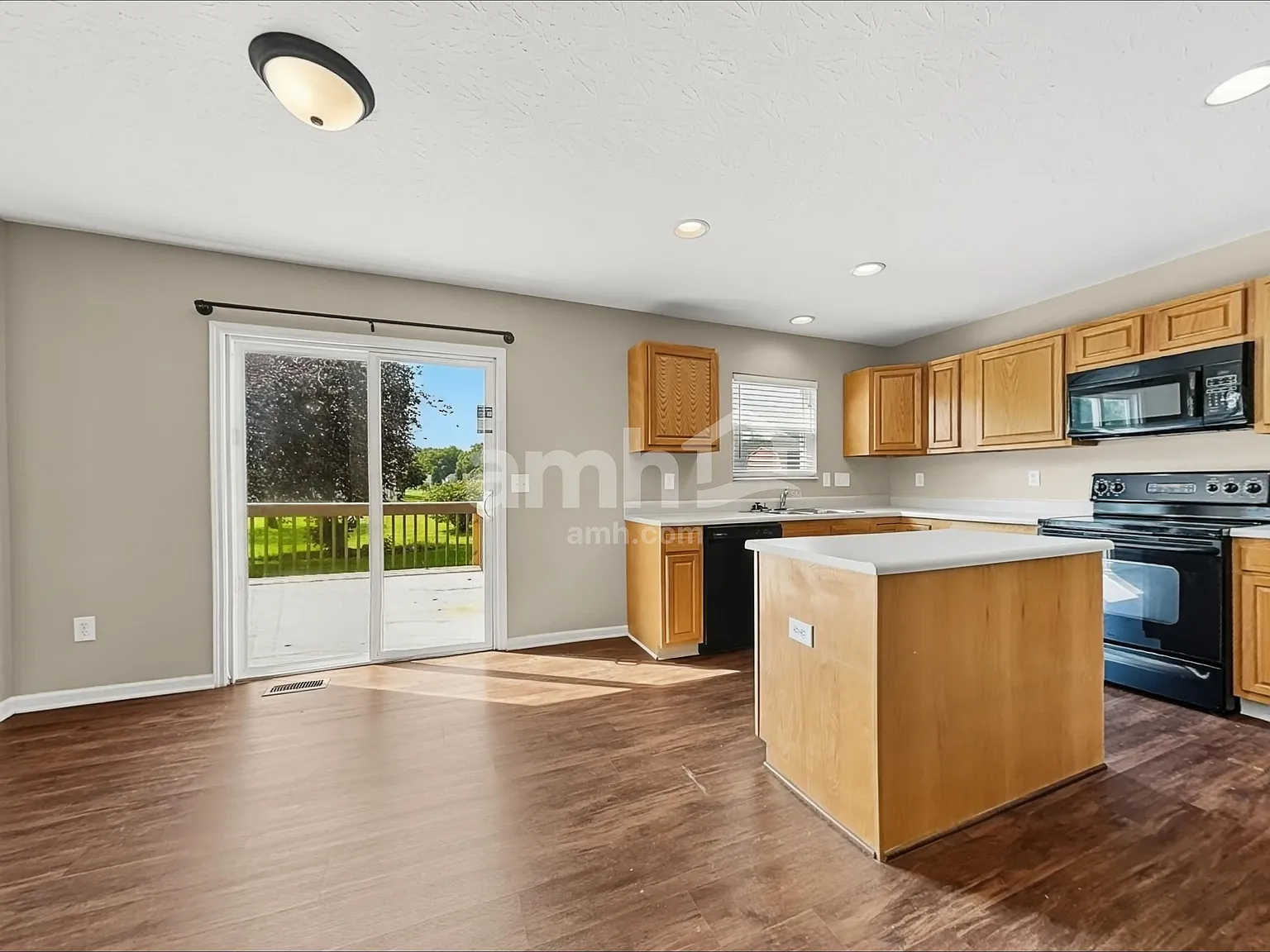 4 bed, 2.5 bath, 2552 sqft, $2,760 — Photo 4