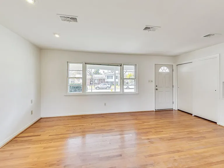 1208 Pinewood Dr — Photo 5