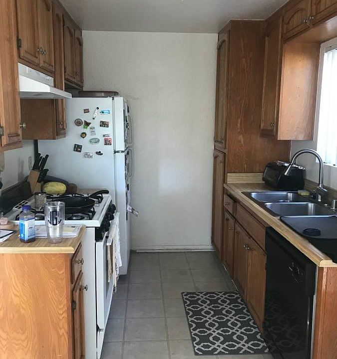 Kitchen - Gas stove, Garbage disposal and Dishwasher
