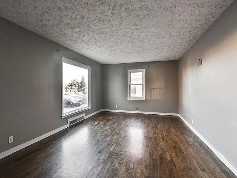 4817 S 48th St — Photo 2