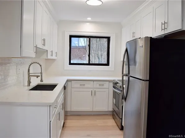 121 Kennedy Dr, Bridgeport, CT 06606