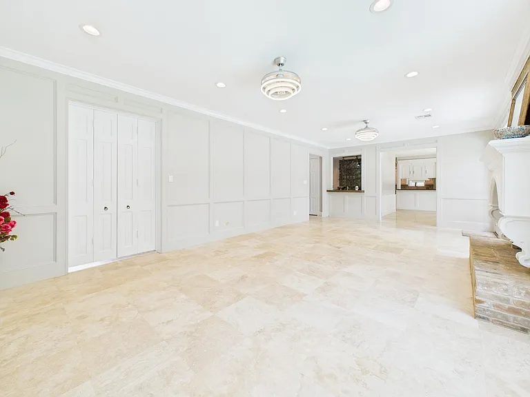 702 Daria Ct — Photo 21