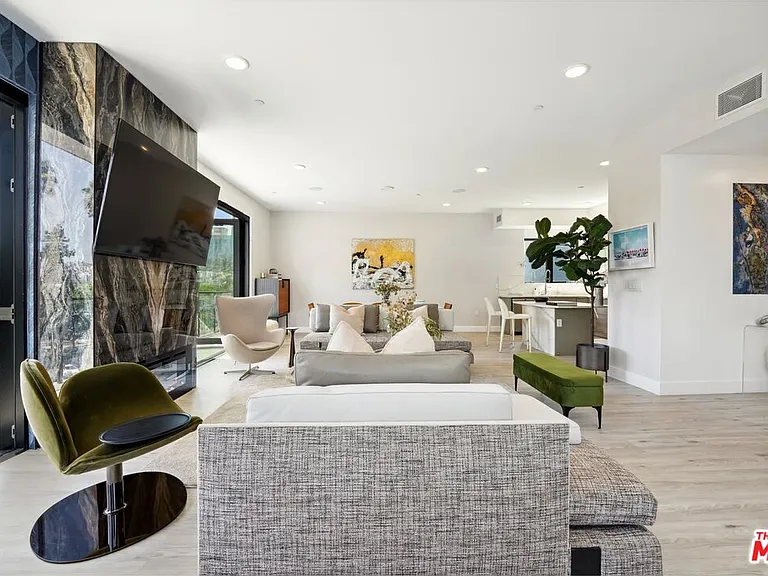 137 N Doheny Dr #3 — Photo 17