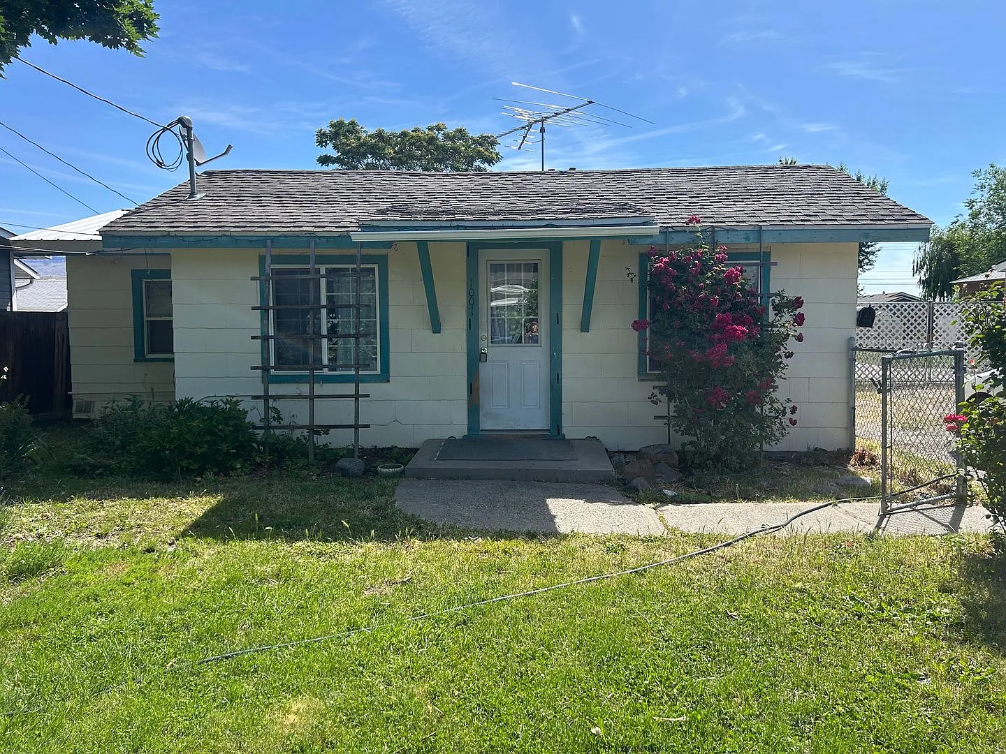 Charming 2-Bedroom Home with Spacious Yard — Photo 1