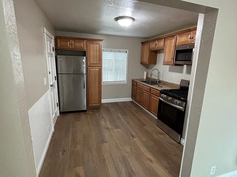 4368 Lewis Ave — Photo 5