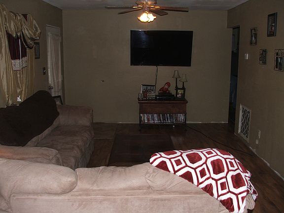 4th image of 626 E B St