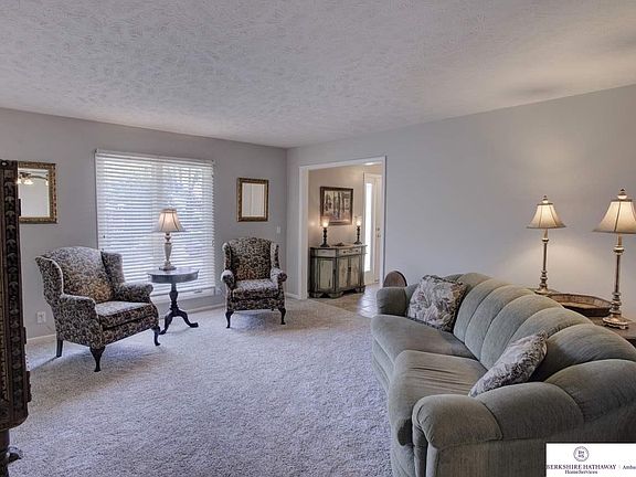 4th image of 814 Valentine Ln