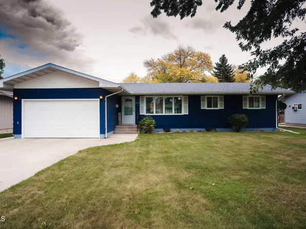 1424 5 1/2 Ave NE, Jamestown, ND 58401