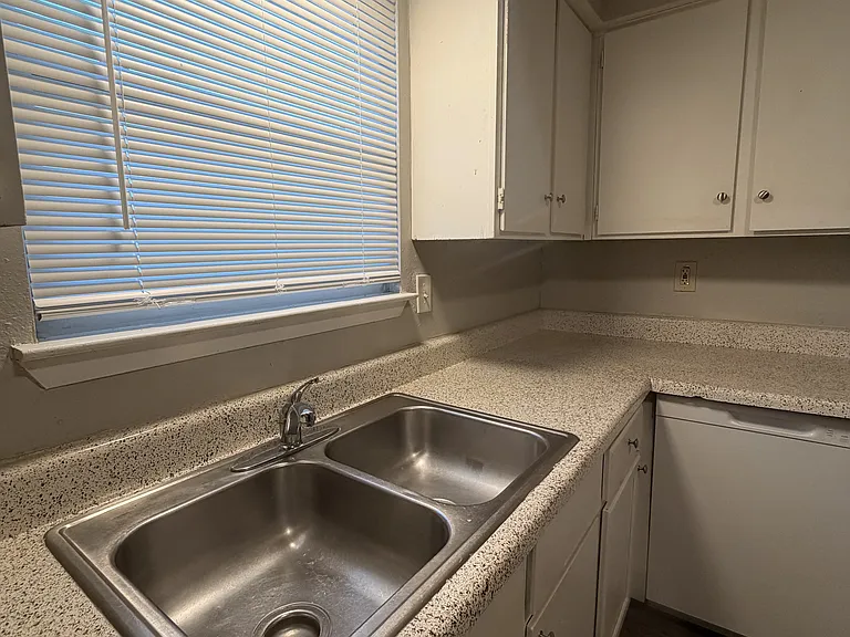2106 Avenue K #4 — Photo 3