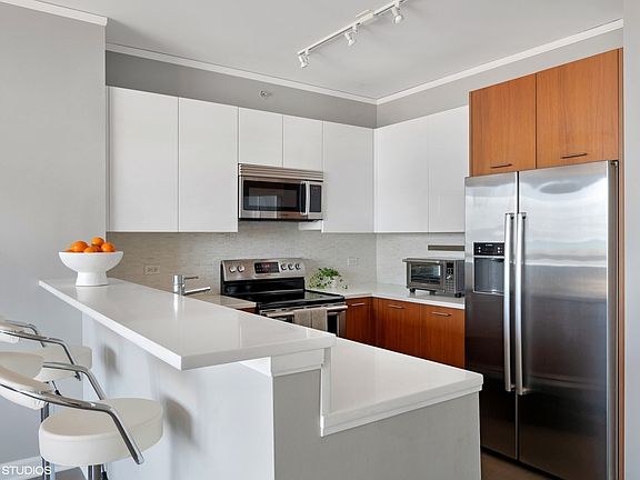 4th image of 1901 S Calumet Ave #704