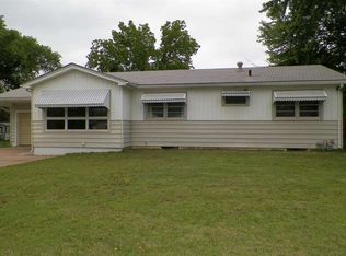 318 SE 10th St, Newton, KS 67114