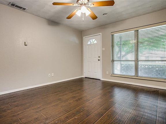 3rd image of 1505 Meadowcrest Dr
