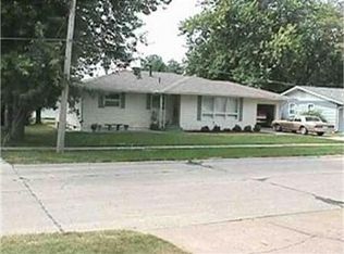 303 Maple St, Pella, IA 50219