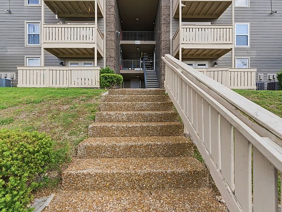 3rd image of 707 Ashlawn Pl