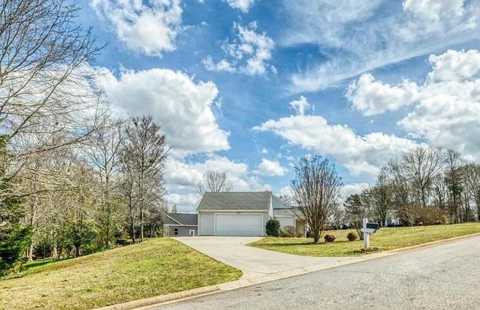 2nd image of 100 Margaret Mary Ln