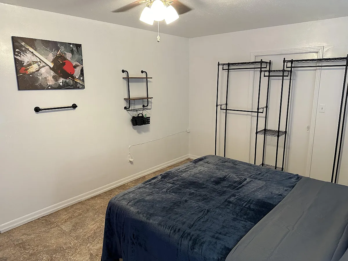All rooms have a Towel Bar, Coat Hooks, Display Shelf, Artwork, and More! - Garden Park Dr