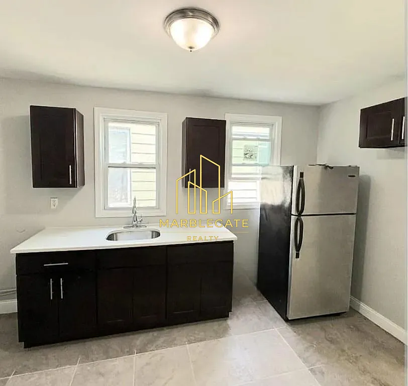3 bed, 1050 sqft, $1,950 — Photo 1