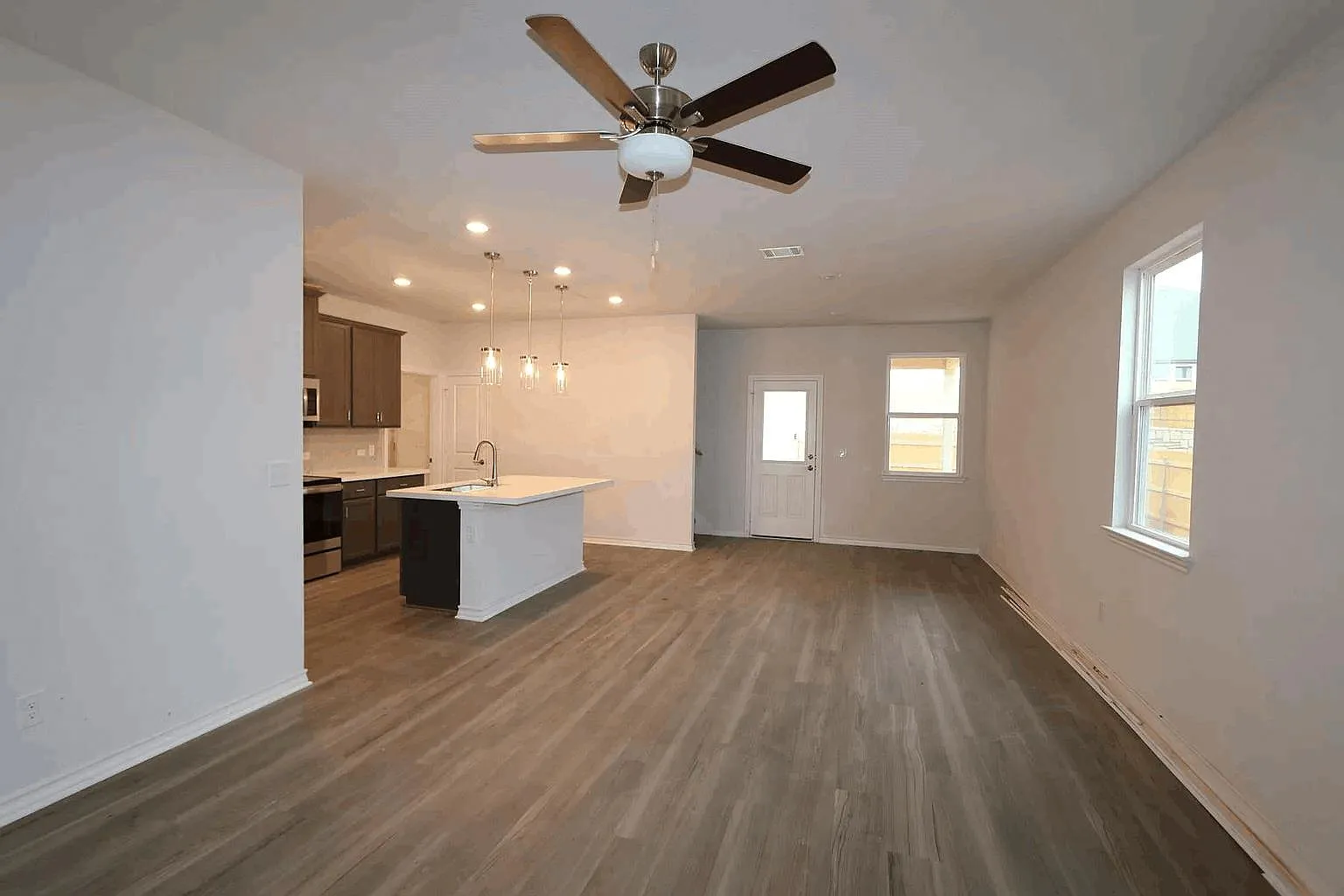 4 bed, 2.5 bath, 2015 sqft, $2,095 — Photo 3