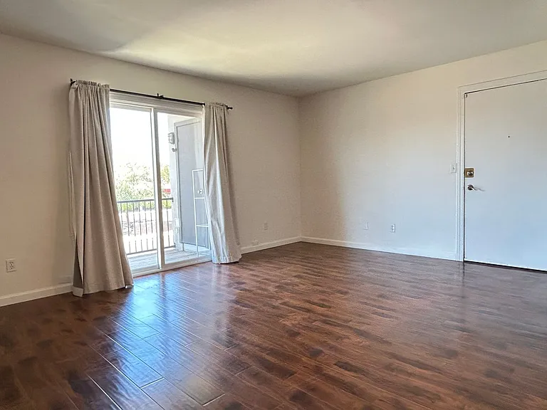 740 W Elm St #235 — Photo 5