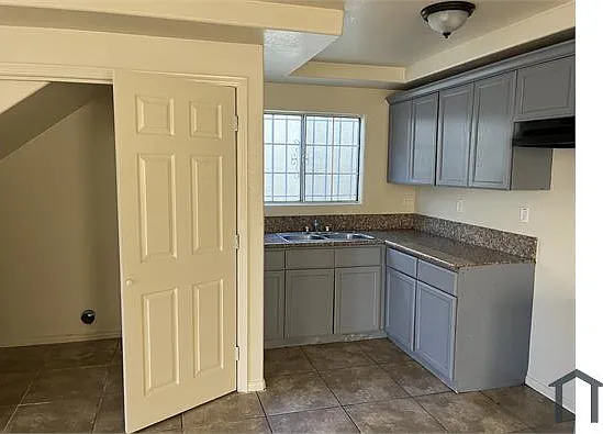 3 bed, 1300 sqft, $3,300 — Photo 3