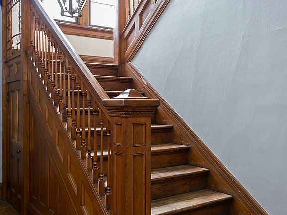 Foyer Entrance & Staircase