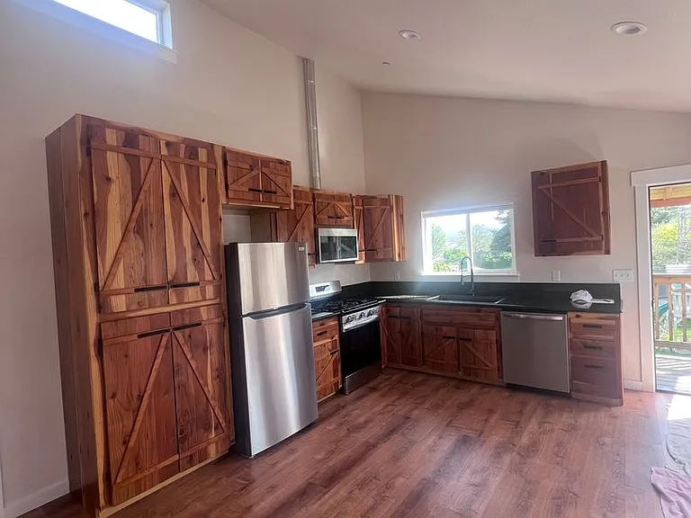 1809 Caroline Ave — Photo 4
