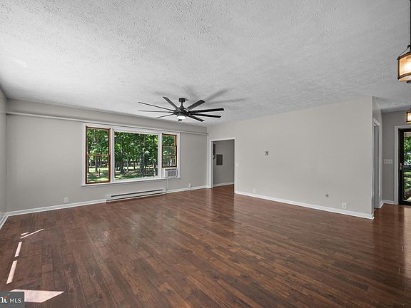 4th image of 2085 Crums Church Rd