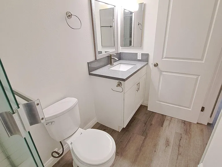 5718 Camellia Ave #107 — Photo 24