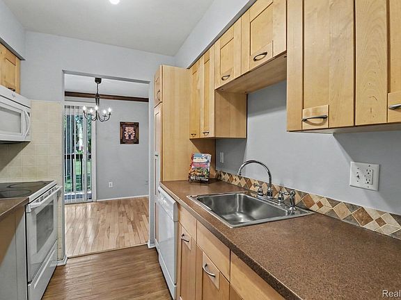 4th image of 29890 W 12 Mile Rd APT 907
