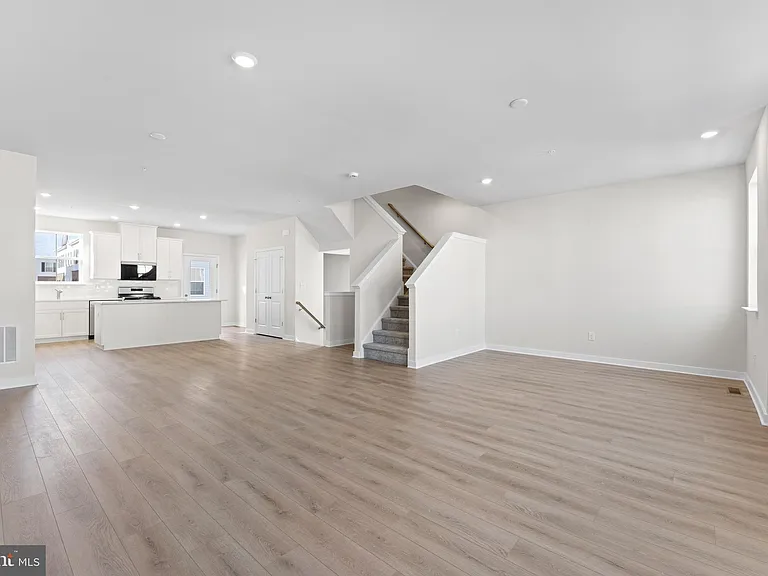 56 Continental Way — Photo 13