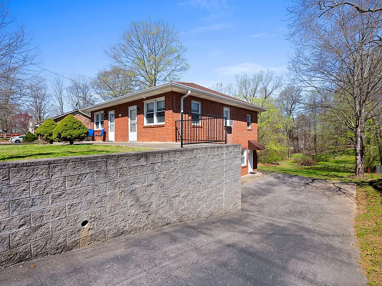 521 Hawkins Rd — Photo 18