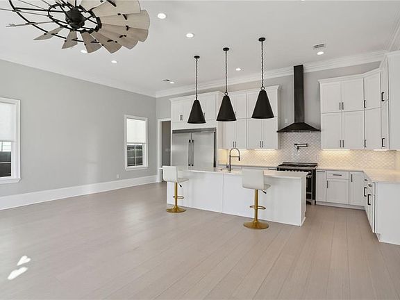 5th image of 923 Austerlitz St